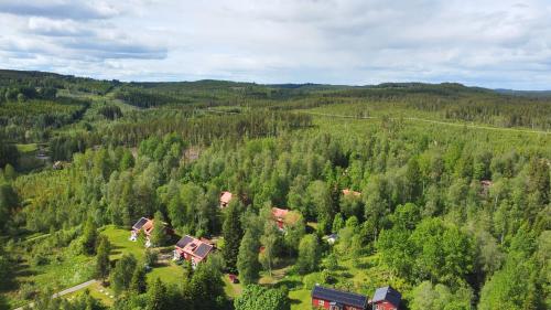 an aerial view of a house in the middle of a forest at Skogstjärna in Filipstad