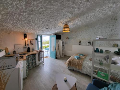 a bedroom with a bed and a kitchen with a desk at Casa Hélène in Fasnia