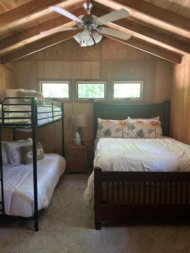 Postel nebo postele na pokoji v ubytování Sunflower Valley