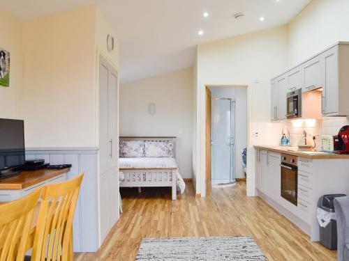 Nhà bếp/bếp nhỏ tại Ty Nant - Uk32239