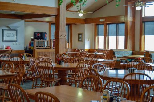 una sala da pranzo con tavoli e sedie di Roaring River State Park a Cassville