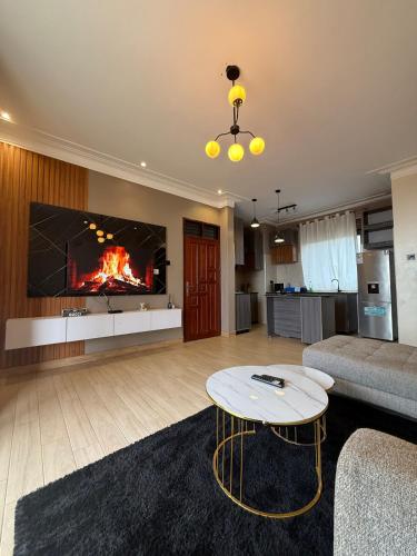 ein großes Wohnzimmer mit einem Feuer im Kamin in der Unterkunft Golden Hour Hideaway in Bulambiro