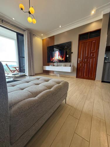 ein Wohnzimmer mit Couch und Kamin in der Unterkunft Golden Hour Hideaway in Bulambiro