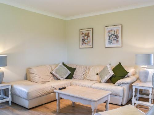 ein Wohnzimmer mit Sofa und Tisch in der Unterkunft Meadow Cottage in Gowerton