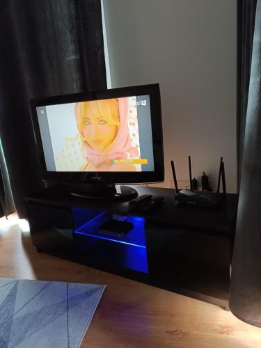 a flat screen tv sitting on top of a table at Apartament Kwiatowa in Puławy