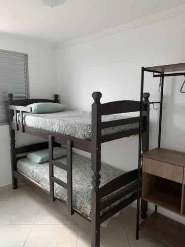 un paio di letti a castello in una stanza di Apartamento Inteiro 2 Quartos a São José dos Campos
