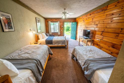 Postel nebo postele na pokoji v ubytování Fishtale Lodge