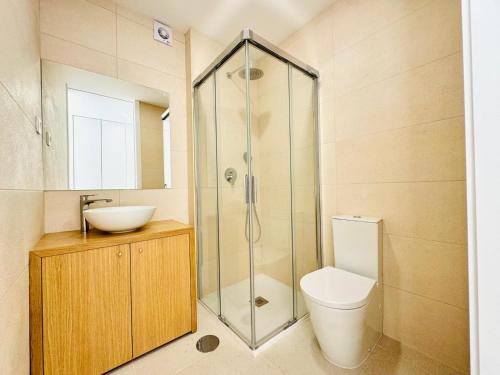 a bathroom with a shower and a toilet and a sink at Quintinha Pilares da Terra in Marinhas
