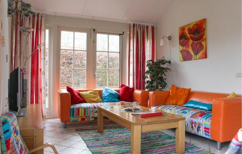 un soggiorno con un divano e un tavolo di Buitengoed Het Lageveld - 65 a Hoge-Hexel