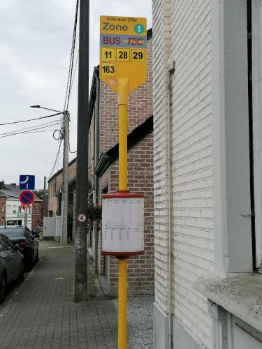 a bus fee sign on the side of a street at Une chambre chez l'habitant près de l'aéroport de Charleroi in Charleroi