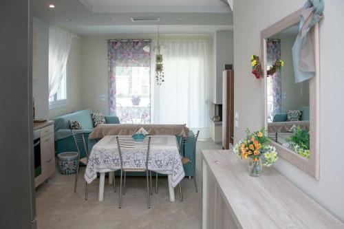 a kitchen and dining room with a table and chairs at Villa Afrodite in Néa Péramos