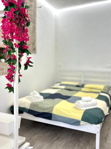 - une chambre avec un lit orné de fleurs roses dans l'établissement Free Parking - La Corte House 53, à Castel di Sangro
