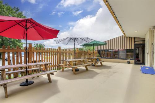 a group of benches with umbrellas on a patio at Best Western Battlefield Inn in Manassas