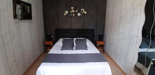 Cama ou camas em um quarto em Gîte l'Orée du Château Beaune-Vignoles