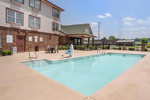 a large swimming pool in front of a building at Best Western Plus Bessemer in Bessemer