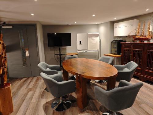 Una cocina o cocineta en Pinnacle Suites Hotel