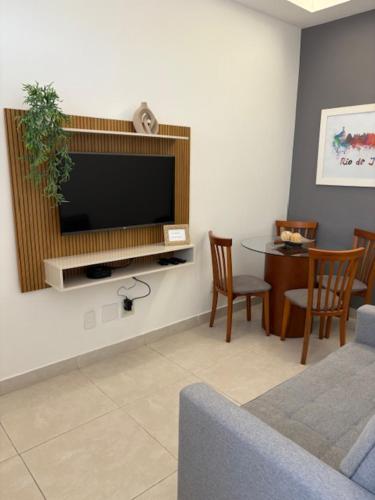 een woonkamer met een flatscreen-tv aan de muur bij Studio Sezerdelo in Rio de Janeiro