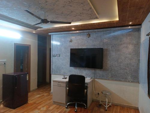 Μια τηλεόραση ή/και κέντρο ψυχαγωγίας στο 2BHK AC Hitech City Comfortable Affordable