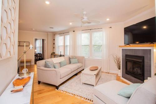 Χώρος καθιστικού στο Stylish 2br W Full Kitchen, Laundry & Cen Air