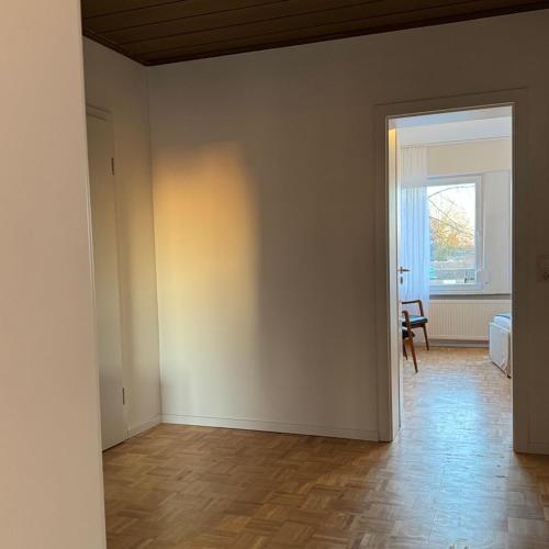 an empty room with a door and a window at Casa Maria in Goch