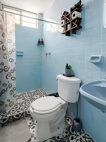a bathroom with a white toilet and a sink at Departamento climatizado in Monterrey