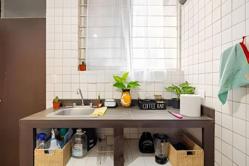 a kitchen with a sink and a counter top at Departamento climatizado in Monterrey