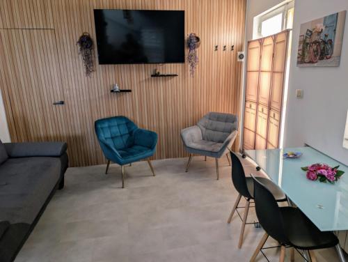 Телевизор и/или развлекательный центр в Alójate en Vigo! Casita bien equipada
