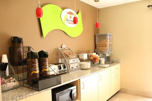 Tetera y cafetera en Super 8 by Wyndham Plattsburgh