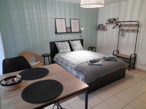 Posteľ alebo postele v izbe v ubytovaní Studio calme dans une belle résidence avec piscine • Parking • WiFi