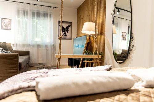 a swing in a room with a living room at Hop & Lulu Park Studio in Gollnow