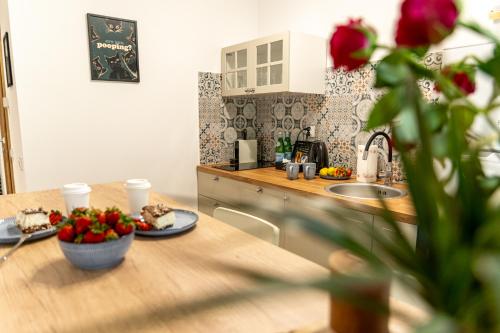 a kitchen with a table with a bowl of fruit on it at Hop & Lulu Park Studio in Gollnow