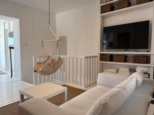 TV a/nebo společenská místnost v ubytování Leemore's Kalo Chorio