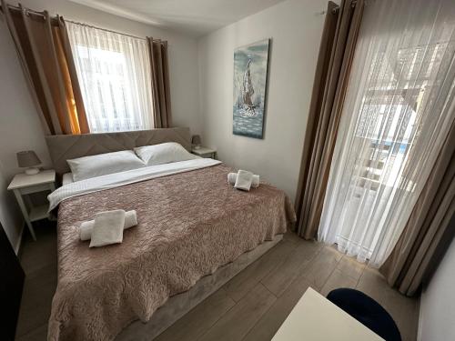 にあるPeaceful villa Terezaのタオルが敷かれた大きなベッドのある寝室