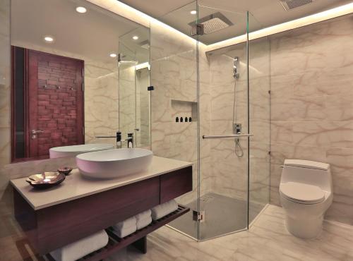 Bilik mandi di The Privilege Hotel Ezra Beach Club
