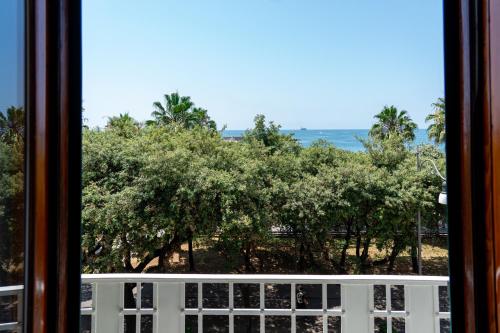See The Sea B&B في ساليرنو: منظر للمحيط من النافذة