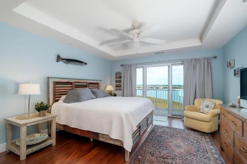 a bedroom with blue walls and a bed and a window at Waterfront Resort , World Class Marina & Slip in Beaufort