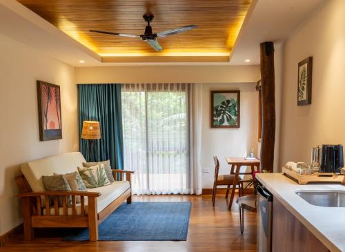 a living room with a couch and a kitchen at TreeCasa Hotel & Resort Nicaragua in San Juan del Sur