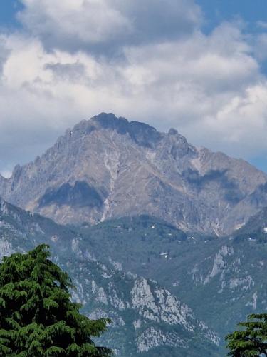 Vista generica sulle montagne o vista sulle montagne dall'interno dell'appartamento