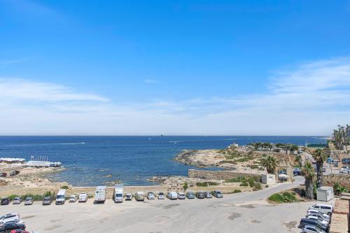 una vista aérea de un aparcamiento junto al océano en 3BR with Seaviews I 60 seconds to the Beach, en San Julián
