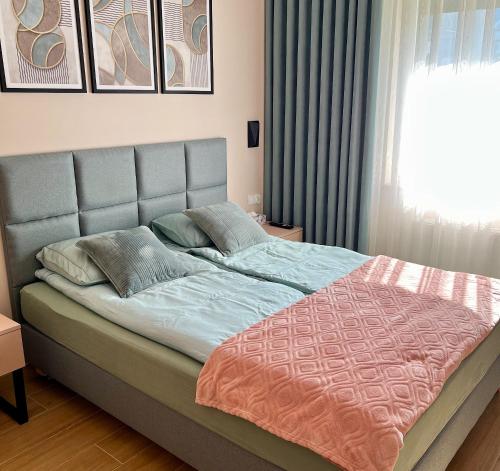 a bed in a room with a window and a bed sidx sidx sidx at Apartament SOLMARINA in Iława