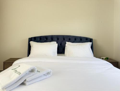 Alta Faqra 3BR w Terraceにあるベッド