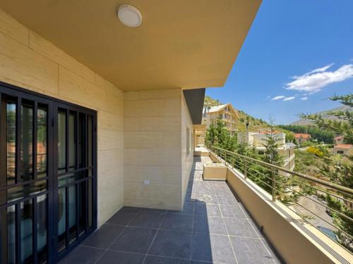 Alta Faqra 3BR w Terraceにあるバルコニーまたはテラス