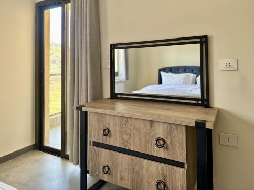 Una cama o camas en una habitación de Elva Faqra Duplex 3BR w Balcony