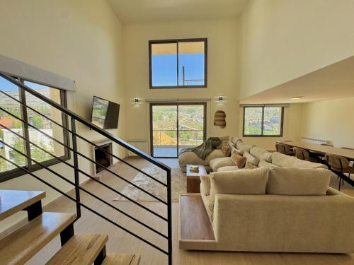 Un lugar para sentarse en Sierra Faqra Duplex 3BR w Balcony