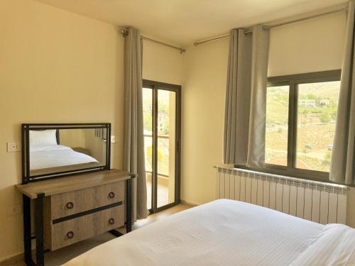 Una cama o camas en una habitación de Sierra Faqra Duplex 3BR w Balcony