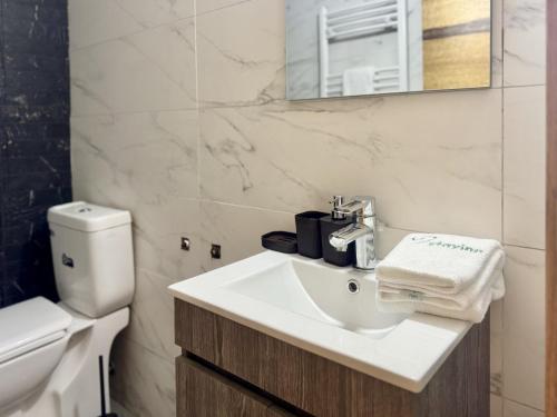 Ένα μπάνιο στο Kaia Faqra Duplex 3BR w Balcony