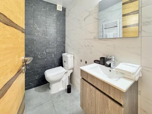 AfqāにあるKaia Faqra Duplex 3BR w Balconyのトイレと洗面台付きのバスルーム