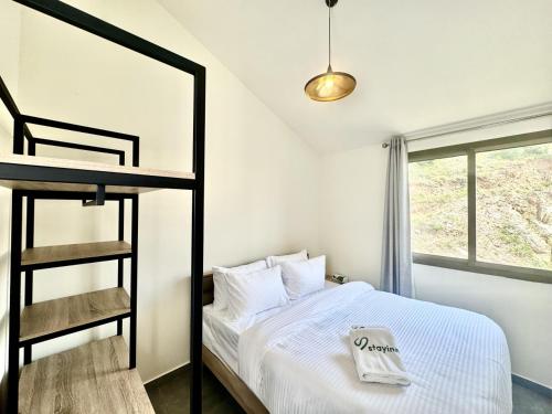 Aria Faqra 3BR w Balconyにあるベッド