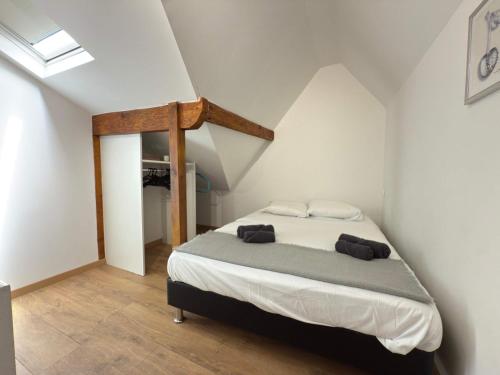 une chambre avec un lit avec deux serviettes dessus dans l'établissement Valras-Loc Grande maison familiale, à Valras-Plage