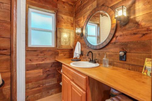 une salle de bains avec un lavabo et un miroir dans l'établissement RusTx Ranch Unit 3- Colorado, à Wimberley